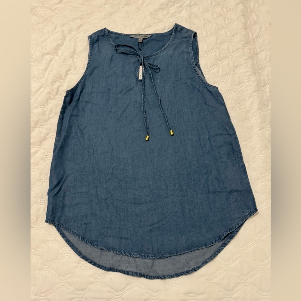 NWT Alex & Parker Sleeveless Blouse blue tencel Size M V neck w/tie
